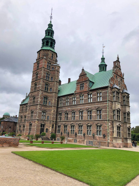 Kopenhaga, Dania - 18 sierpnia 2019: Zamek Rosenborg lub renesansowy zamek Rosenborg Slot. Około 1606 przez Christian IV - Zdjęcie, obraz