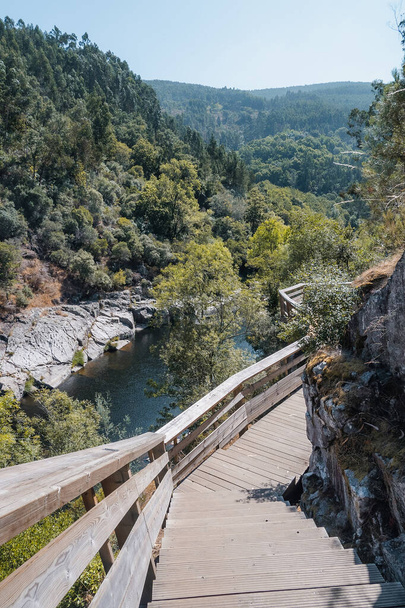 Vista del río Paiva, desde la pasarela de madera, en el geoparque de Arouca, Portugal. Agua azul y verde paisaje de montaña en el fondo. - Foto, imagen