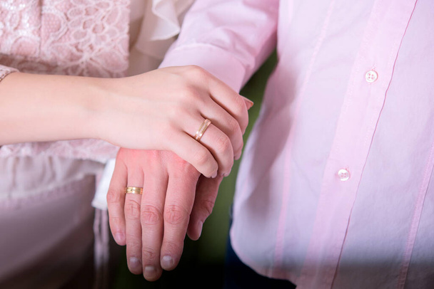 Konzept der Hochzeit, Heiratsantrag, Ring in den Händen, der seine Gefühle erklärt, sagt, ich liebe dich, Heiratsantrag  - Foto, Bild