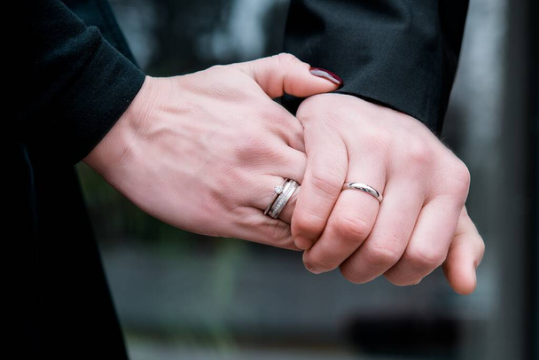 Concept de mariage, proposition de mariage, anneau dans les mains déclarant ses sentiments, disant que je t'aime, demande en mariage  - Photo, image