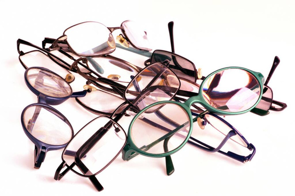 Coppie di occhiali sciolti da vicino su sfondo bianco - Foto, immagini
