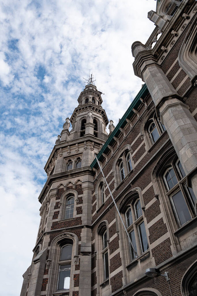 Αμβέρσα, Βέλγιο, 19 Ιουλίου 2020, Ο πύργος του ιστορικού κτιρίου αποθηκών στην Αμβέρσα που ονομάζεται Loodsgebouw φωτογραφία τραβηγμένη κάθετα - Φωτογραφία, εικόνα