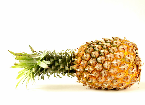 zralá šťavnatá organické ananas na bílém pozadí - Fotografie, Obrázek