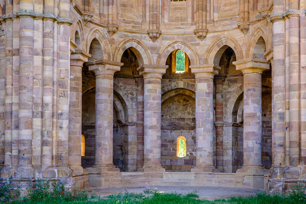 Monastero di Santa Mara de Moreruela, appartenente all'ordine cistercense situato vicino al comune Granja de Moreruela, nel nord-ovest della provincia di Zamora (Castiglia y Leon, Spagna). - Foto, immagini
