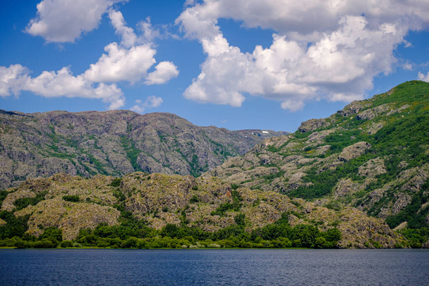 Kilátás a Sanabria-tóra, az Ibériai-félsziget északnyugati részén található. Ez található magassága mintegy 1000 méter tengerszint feletti magasságban a spanyol Zamora tartományban (Spanyolország)). - Fotó, kép
