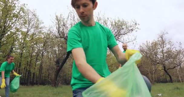 Önkéntesek megtisztítják a parkot a háztartási hulladékkal való nagyarányú szennyezéstől. - Felvétel, videó