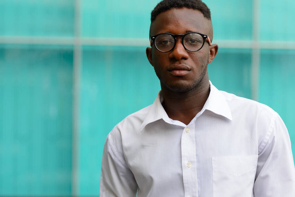 Retrato de jovem empresário africano na cidade ao ar livre - Foto, Imagem