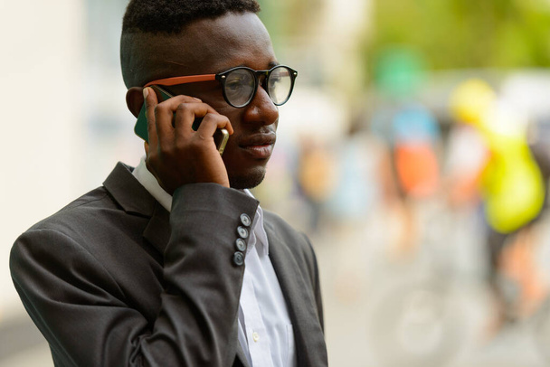Retrato de un joven empresario africano en la ciudad al aire libre - Foto, imagen