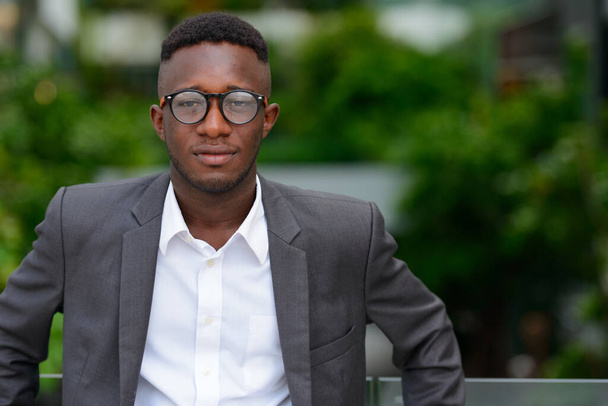 Portré fiatal afrikai üzletemberről a szabadban - Fotó, kép