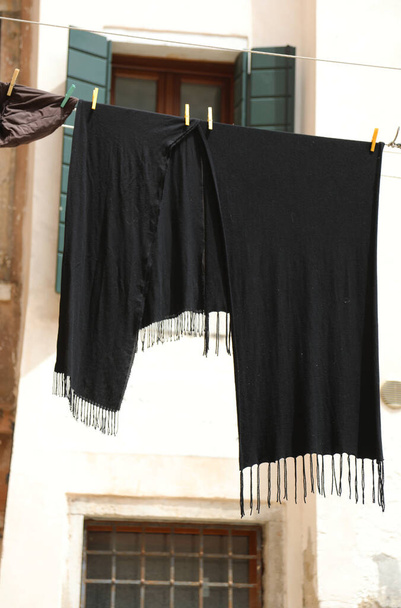 de nombreux vêtements noirs suspendus après les funérailles avec la veuve - Photo, image