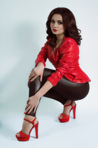 Retrato de mulher em jaqueta de couro vermelho
 - Foto, Imagem