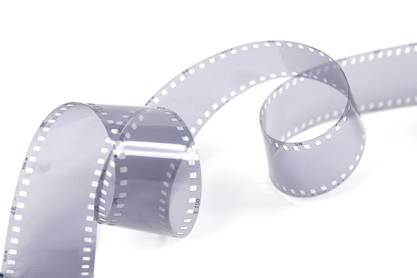 Ταινία 35mm σε λευκό φόντο, αντιγραφή λέξης διαστημικού κινηματογράφου με θέση για κείμενο, ταινία ταινία για φεστιβάλ, φυλλάδιο, αφίσα, πανό ή φυλλάδιο. Έννοια ψυχαγωγίας ταινιών. - Φωτογραφία, εικόνα