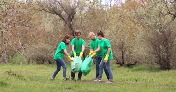 De jongeren maakten het park schoon van afval en hieven hun handen bij elkaar ter ere van het succes. - Video