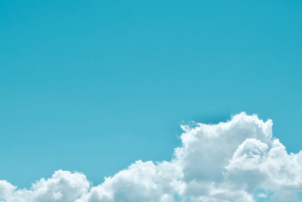 Aquamarijn blauwe lucht met dramatische cumulus wolken. Getoonde achtergrond, kopieerruimte - Foto, afbeelding