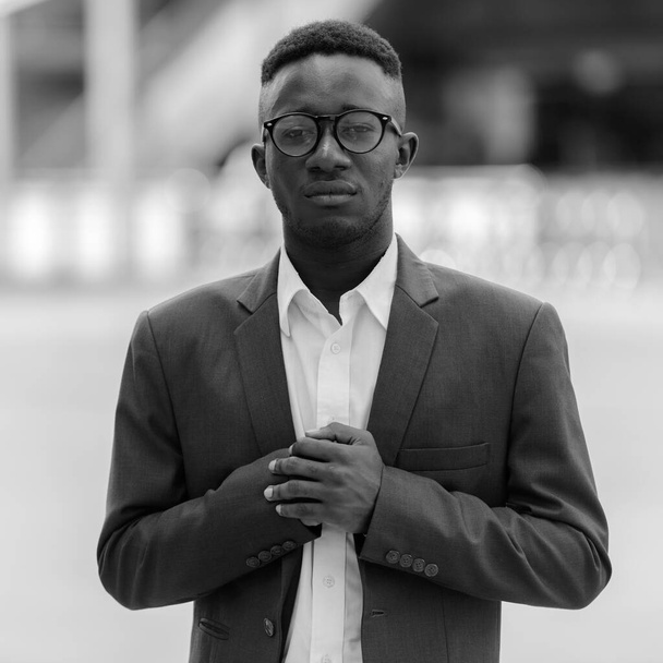 Портрет молодого африканського комерсанта в місті на вулиці чорно - білому - Фото, зображення