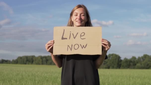 Une femme heureuse appelle LIVE NOW - Séquence, vidéo