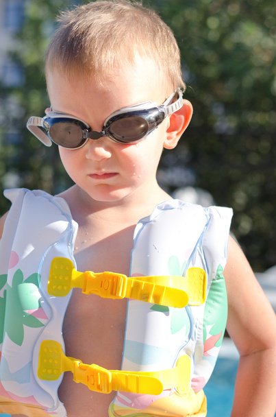 Маленький мальчик в плавательных очках в жаркий летний день
 - Фото, изображение