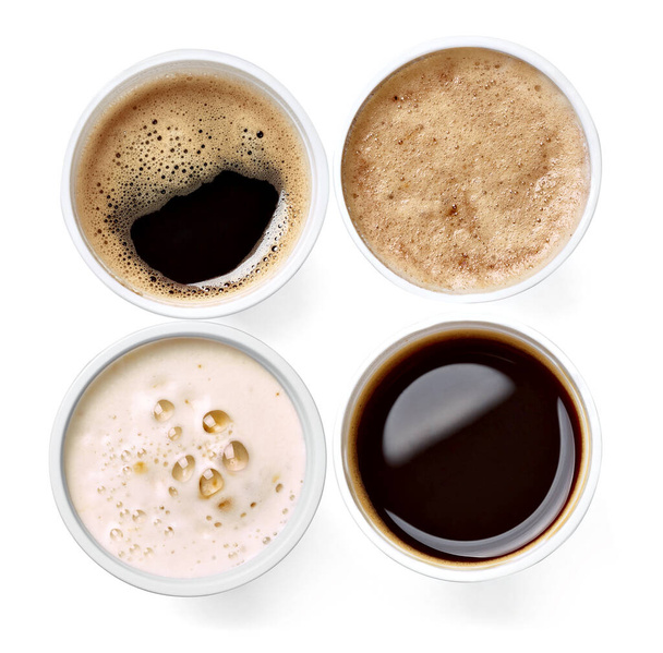 primer plano de un café en una taza sobre fondo blanco - Foto, Imagen