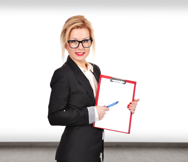 businesswoman holding clipboard - Foto, Bild