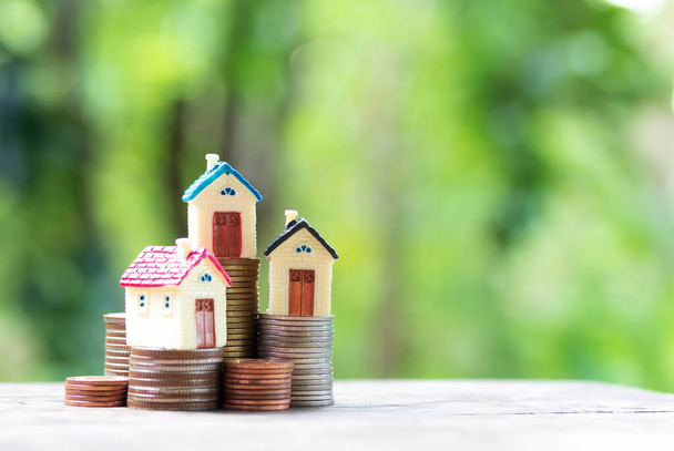Miniatyyri värikäs talo pino kolikoita käyttäen omaisuuden ja rahoituksen käsite - Valokuva, kuva