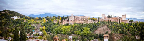Panoramisch uitzicht op Alhambra. Andalusië, Spanje - Foto, afbeelding