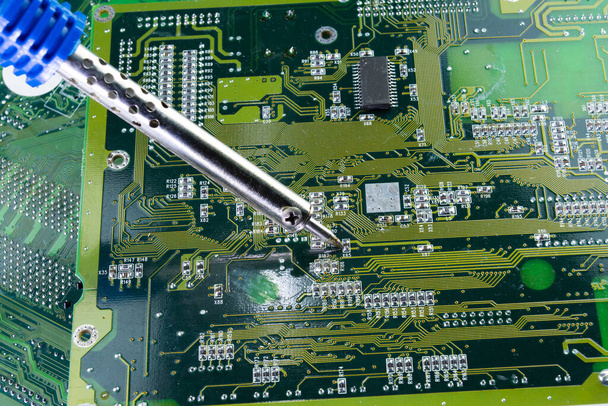 Lötkolben zur Reparatur der Elektronik der Computerleiterplattenkonzepttechnik der Computerschaltungshardware - Foto, Bild