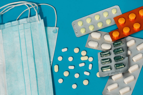Válogatott gyógyszerészeti gyógyszer tabletta és kapszula. Különböző gyógyszerek tabletta kék alapon. - Fotó, kép