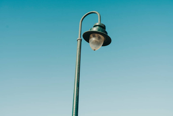 Street light with clear blue sky on a good day. - Foto, afbeelding