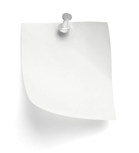 Nahaufnahme eines Notizpapiers mit Stecknadel auf weißem Hintergrund - Foto, Bild