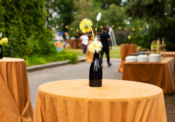 Tisch für einen Hochzeitsempfang gedeckt. Hochzeitsdekoration. - Foto, Bild