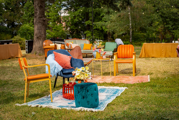 .Yaz terası. Açık hava kafesi. Bahçedeki piknik masası. - Fotoğraf, Görsel