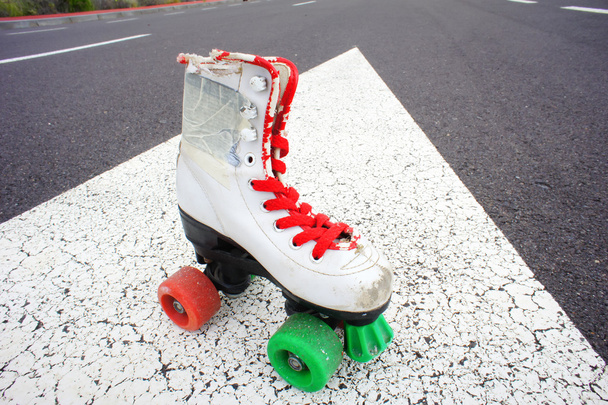 Старий Вінтажний білий скейт
 - Фото, зображення