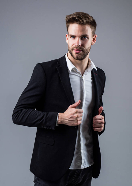 Businessman in suit. Young handsome man. Young manager in his office. portrait of a businessman on grey background. confident businessman portrait. Portrait of a handsome CEO. Glamour fashion model - Φωτογραφία, εικόνα