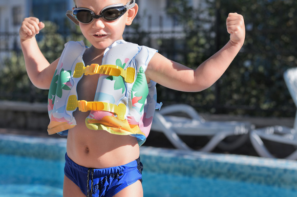 Niño pequeño en gafas de natación en un día caluroso de verano
 - Foto, imagen