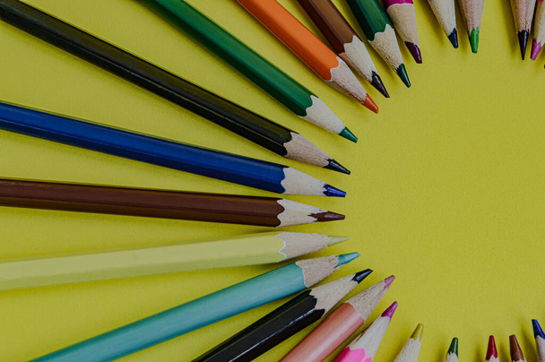 χρωματιστά μολύβια σε κίτρινο φόντο - Φωτογραφία, εικόνα
