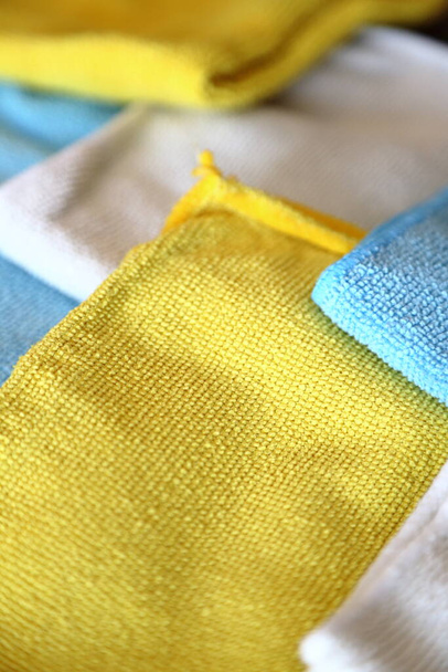 Különböző színű mikroszálas ruhák - Fotó, kép