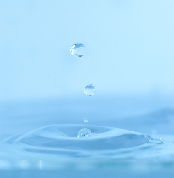 Pyöreä läpinäkyvä tippaa vettä täyttö alas
 - Valokuva, kuva