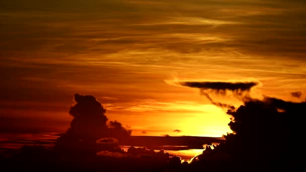zonsondergang terug silhouet donker rood orang gele kleur hemel tijd verval - Video