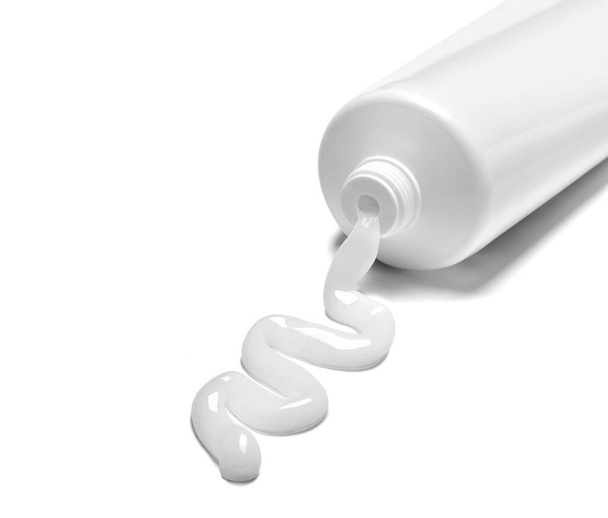 primer plano de una pasta de dientes o un tubo de crema de belleza sobre fondo blanco - Foto, imagen
