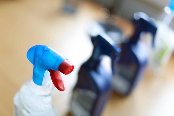 Kilka butelek aerozolu do dezynfekcji - Zdjęcie, obraz