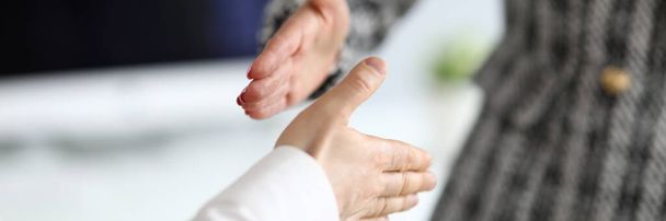Homem e mulher estendem as mãos em saudação
 - Foto, Imagem