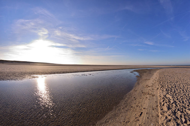 La spiaggia e la costa del mare in una giornata di sole nella lente fisheye. Primavera. - Foto, immagini