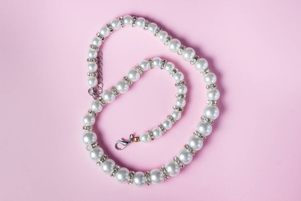 Décoration perle blanche sur fond rose. Accessoire pour femme. Décoration glamour - Photo, image