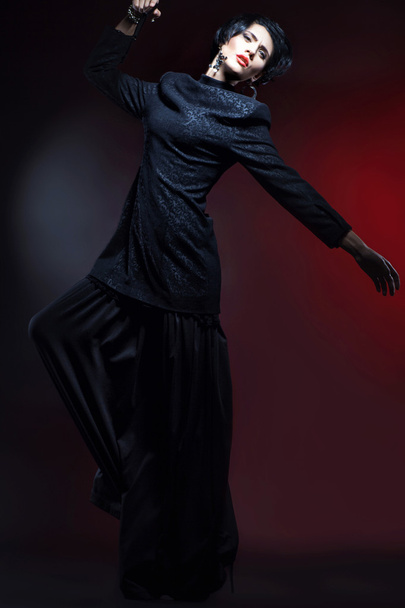 Студийный снимок сексуальной модницы в черном платье
. - Фото, изображение