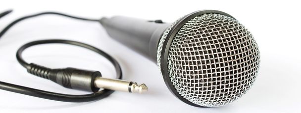 Mikrofon mit schwarzem Draht isoliert auf weiß - Foto, Bild