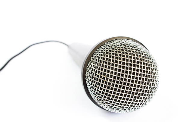 microfoon met zwarte draad geïsoleerd op wit - Foto, afbeelding