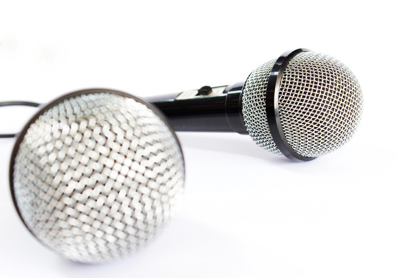 микрофон с черным проводом изолирован на белом
 - Фото, изображение