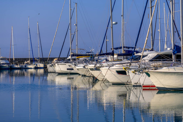 Яхт-клуб утром. Средиземное побережье. Высокое качество фото - Фото, изображение