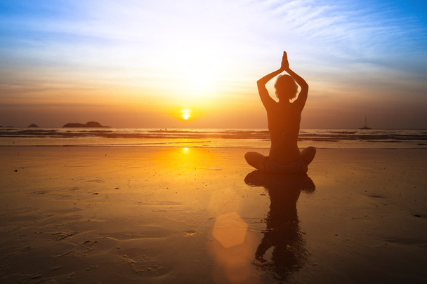 Йога жінка, що сидить на узбережжі моря - Фото, зображення