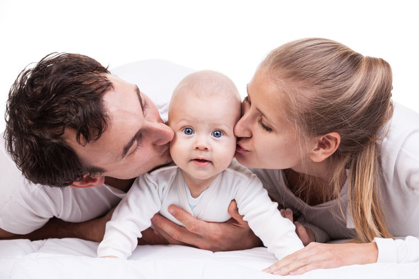 Nahaufnahme einer jungen Familie mit einem kleinen Jungen über Weiß - Foto, Bild